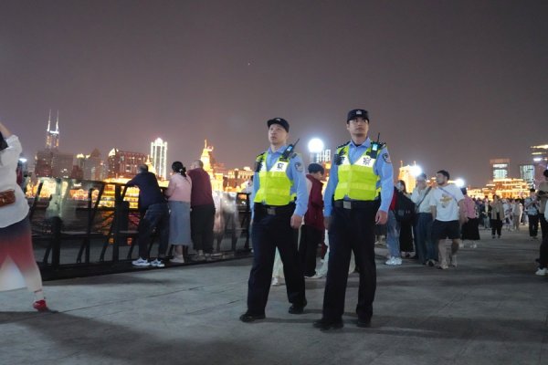 倍加网配资 浦东公安守护五一假期安全长堤